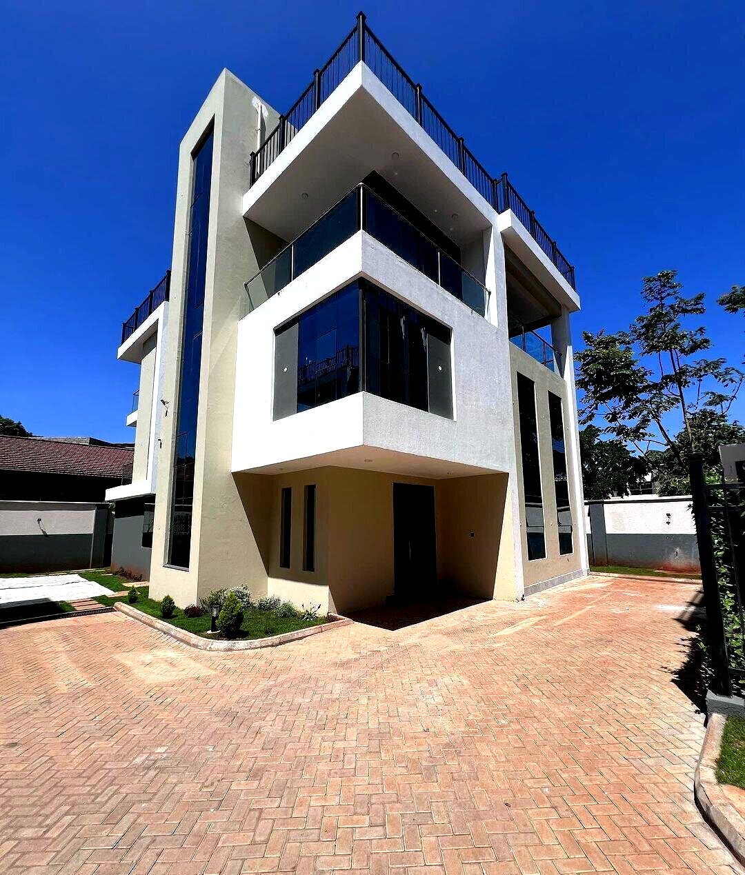Newly Built 4-Bed Townhouse with Big Private Garden - Lavington