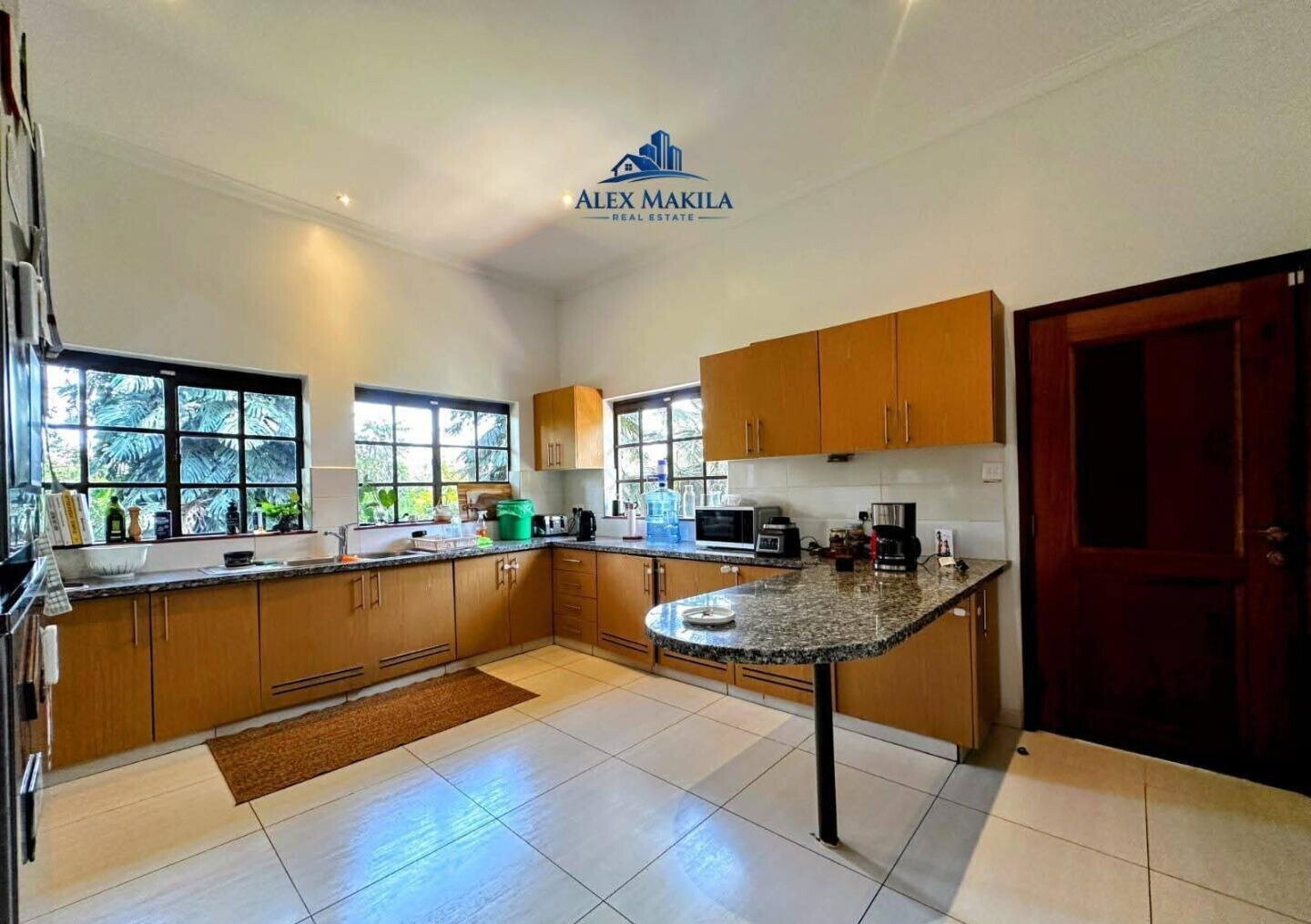 4BR All-Ensuite Townhouse with Sunken Lounge & Fireplace - Spring Valley