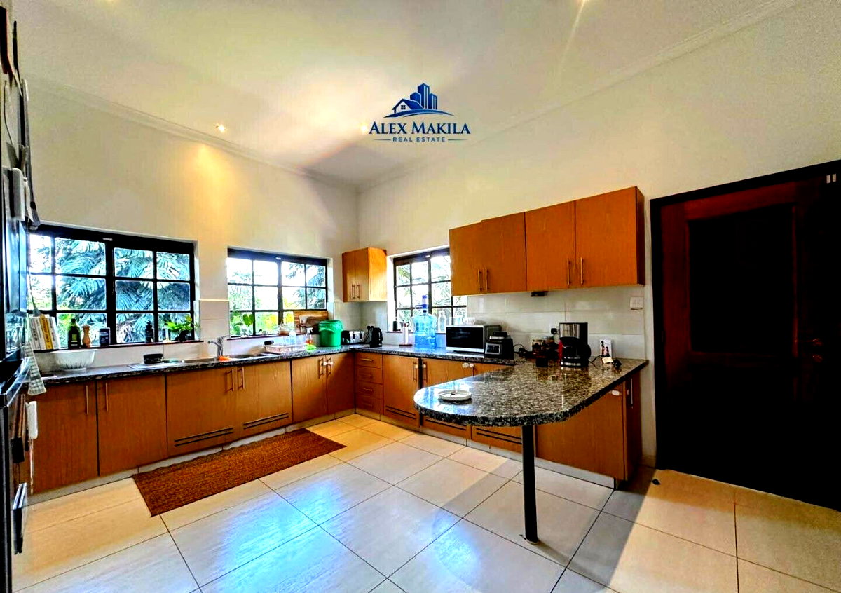 4BR All-Ensuite Townhouse with Sunken Lounge & Fireplace - Spring Valley