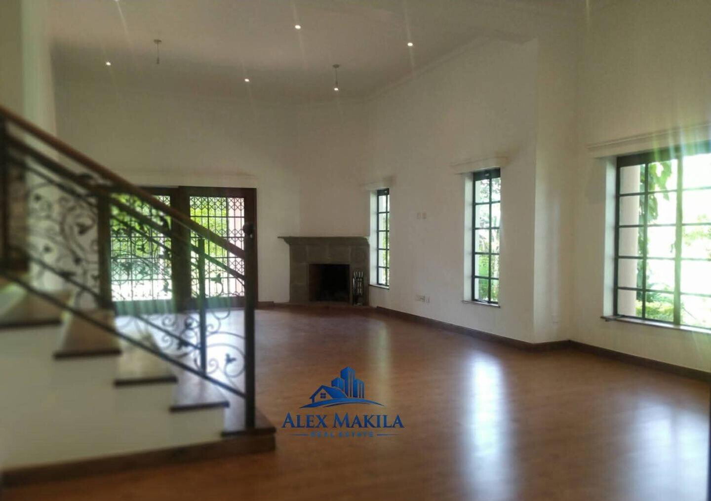 4BR All-Ensuite Townhouse with Sunken Lounge & Fireplace - Spring Valley