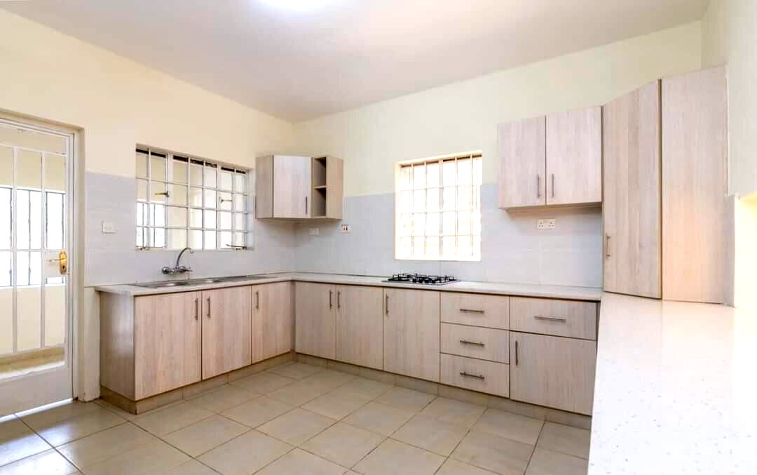 5BR Townhouse with Fireplace & Attic Family Room - Kileleshwa