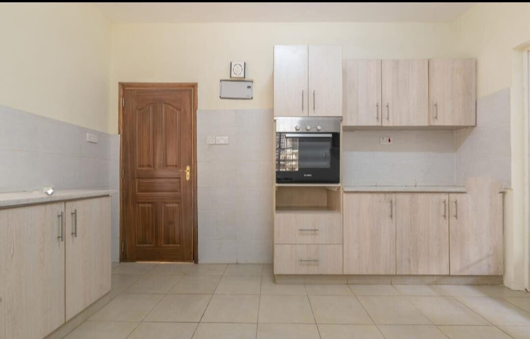 5BR Townhouse with Fireplace & Attic Family Room - Kileleshwa