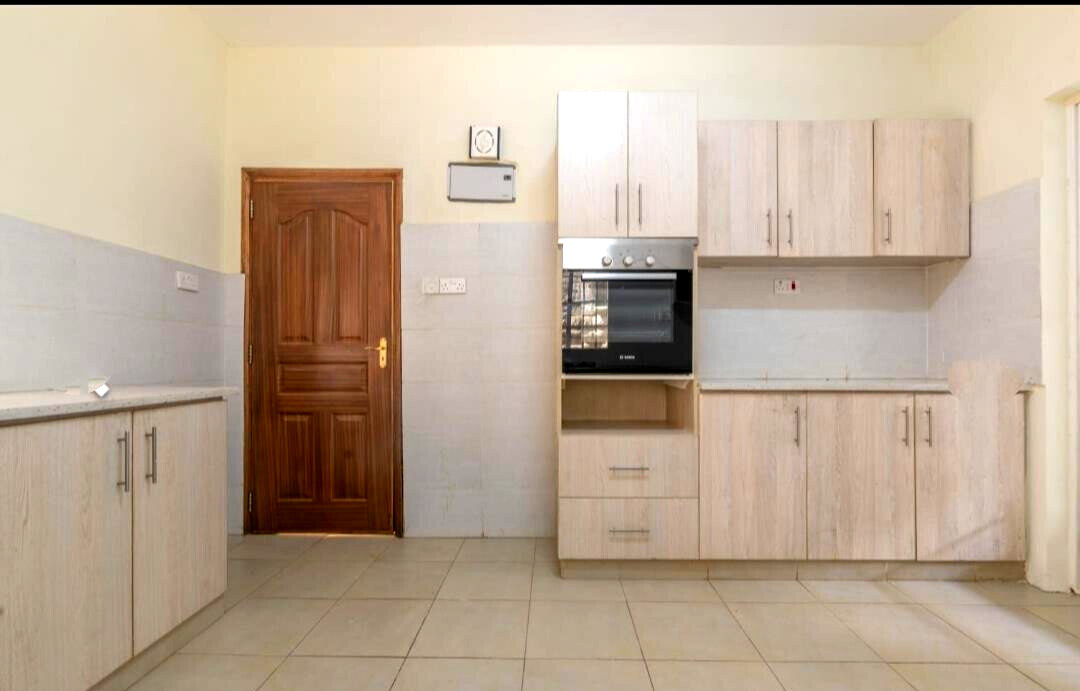 5BR Townhouse with Fireplace & Attic Family Room - Kileleshwa
