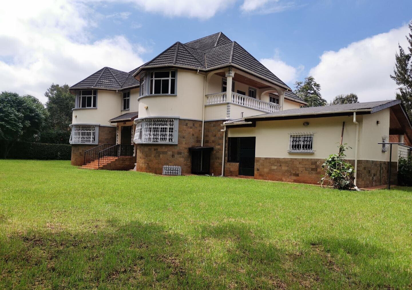 4-Ensuite Townhouse with Study & Clubhouse Pool – Karen