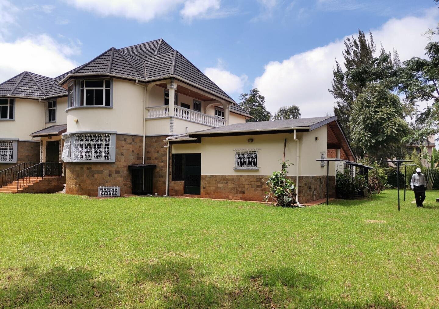 4-Ensuite Townhouse with Study & Clubhouse Pool – Karen