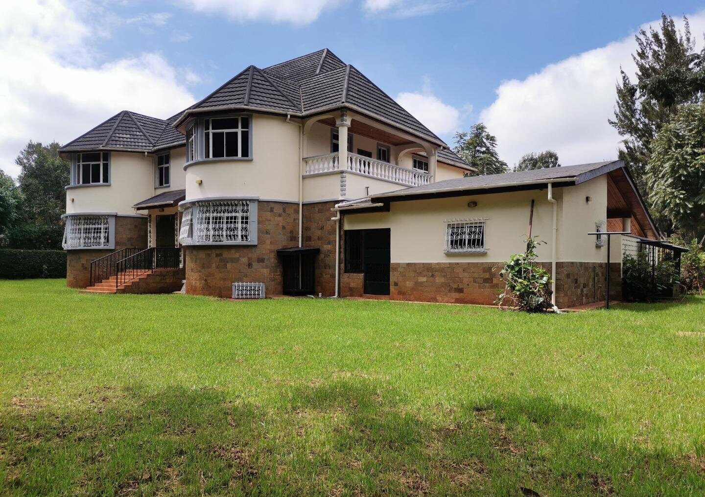 4-Ensuite Townhouse with Study & Clubhouse Pool – Karen