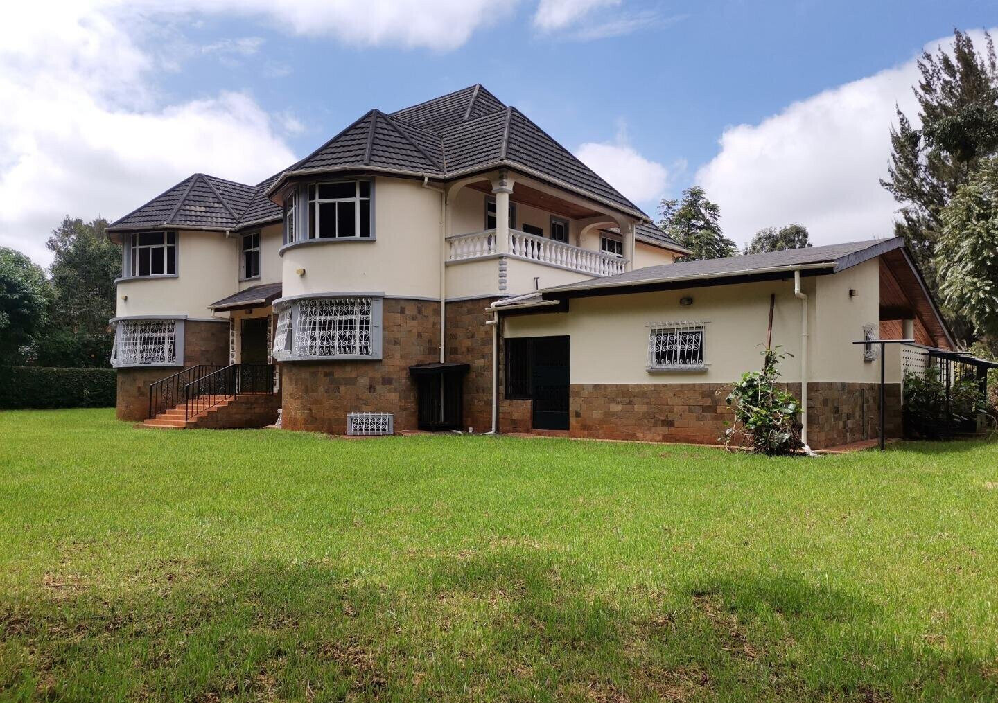 4-Ensuite Townhouse with Study & Clubhouse Pool – Karen