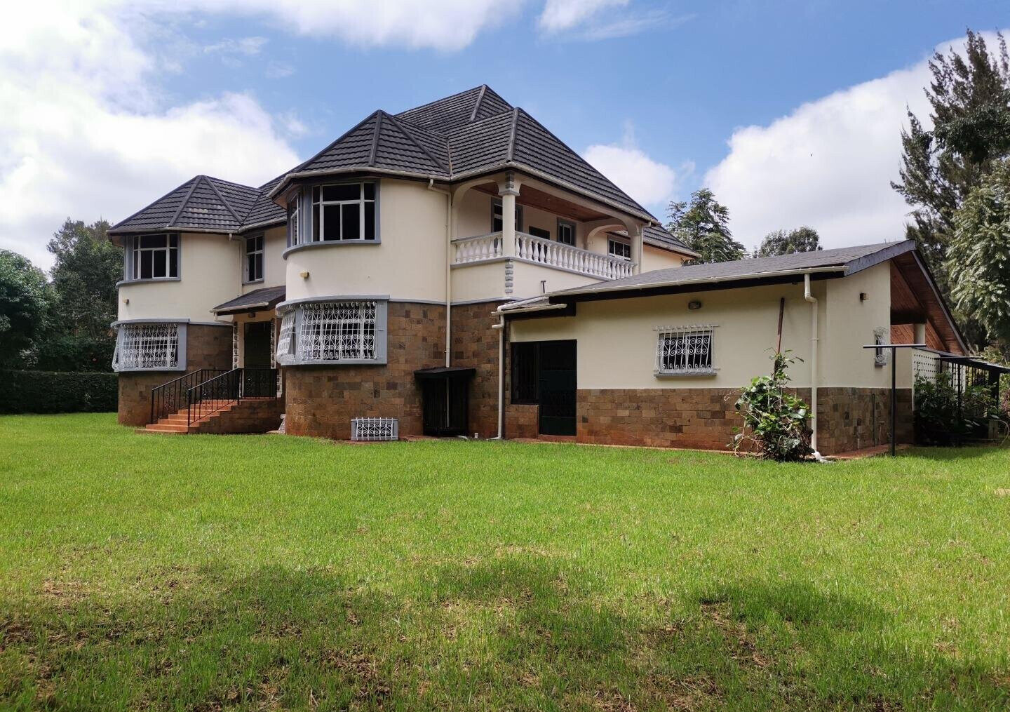 4-Ensuite Townhouse with Study & Clubhouse Pool – Karen