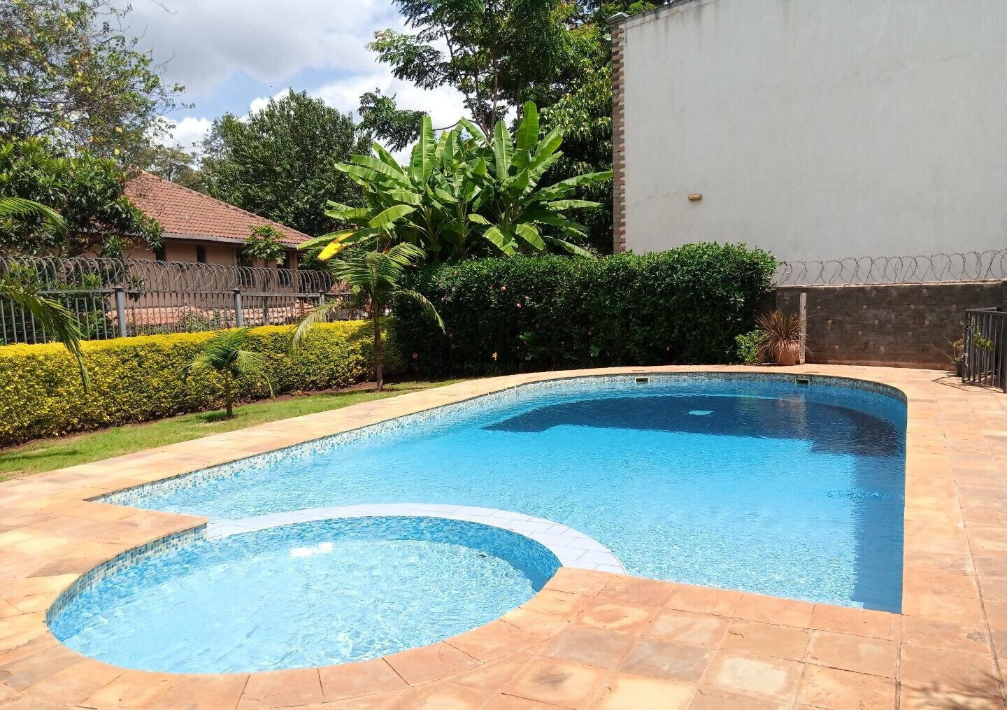 5-Ensuite Townhouse with Jacuzzi & Solar Panels - Westlands