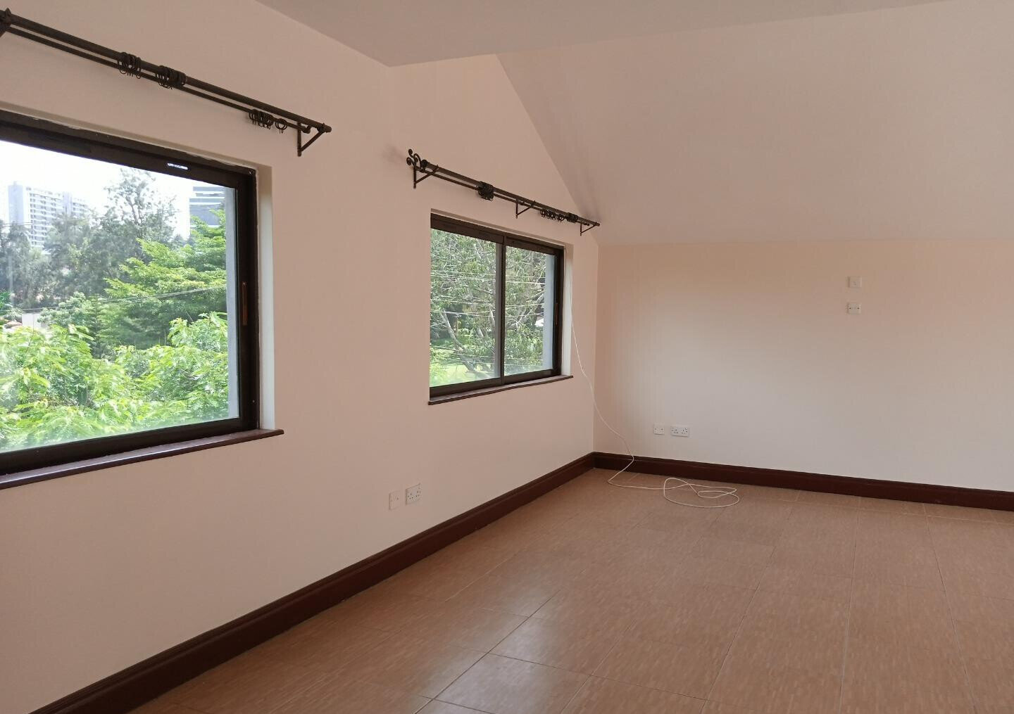 5-Ensuite Townhouse with Jacuzzi & Solar Panels - Westlands
