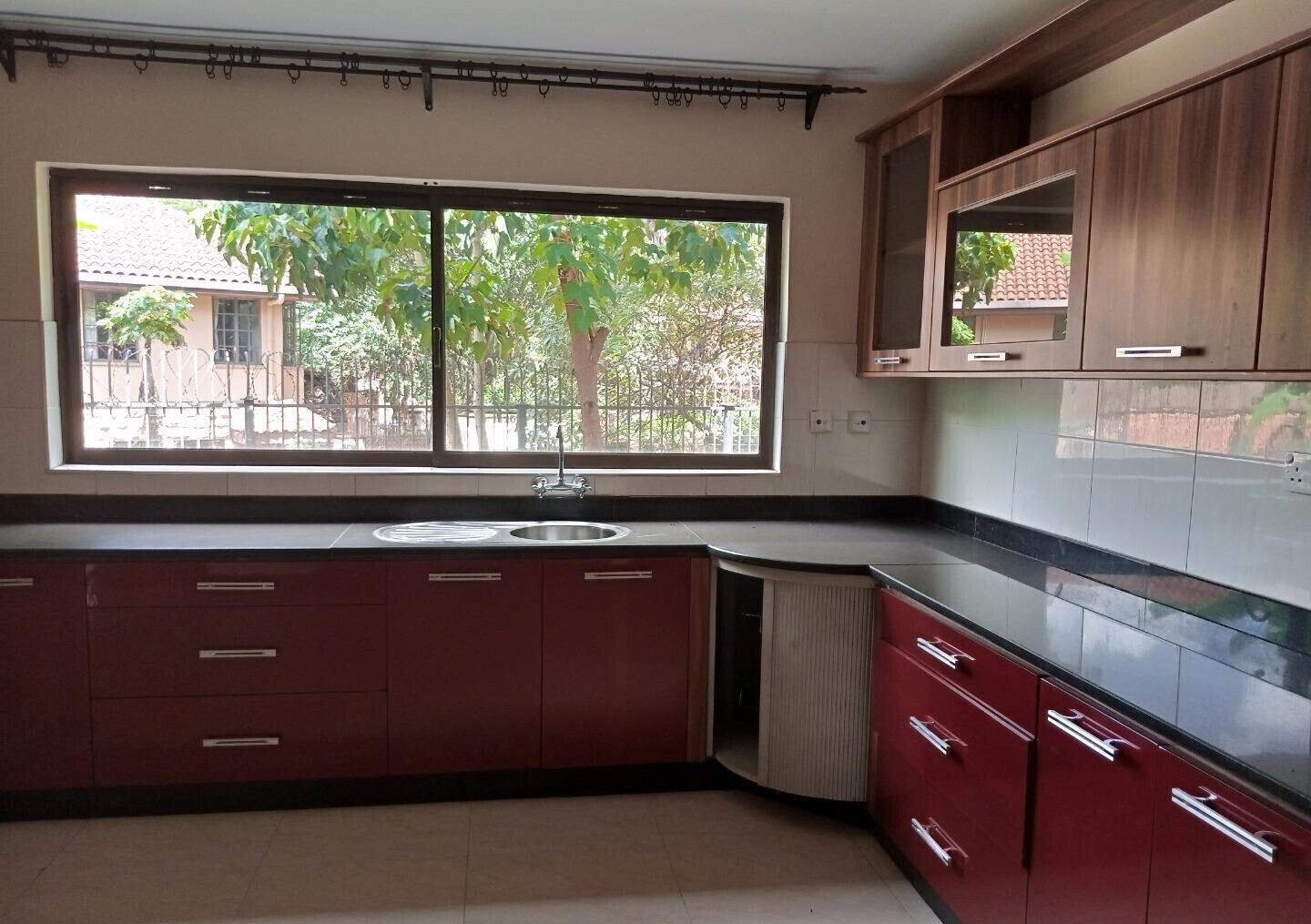 5-Ensuite Townhouse with Jacuzzi & Solar Panels - Westlands