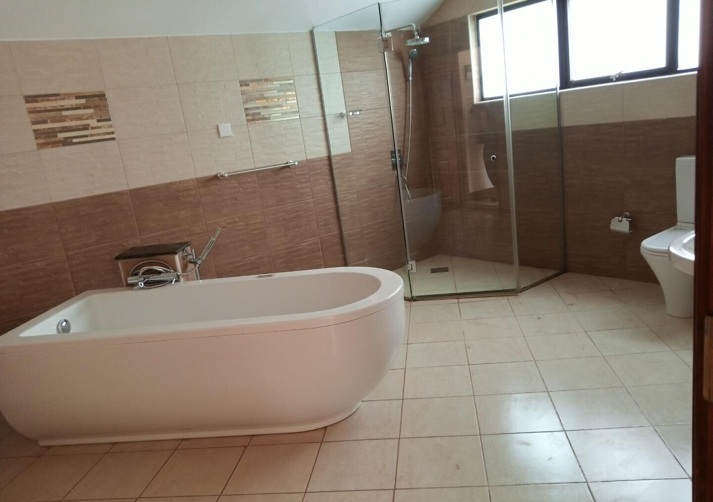 5-Ensuite Townhouse with Jacuzzi & Solar Panels - Westlands