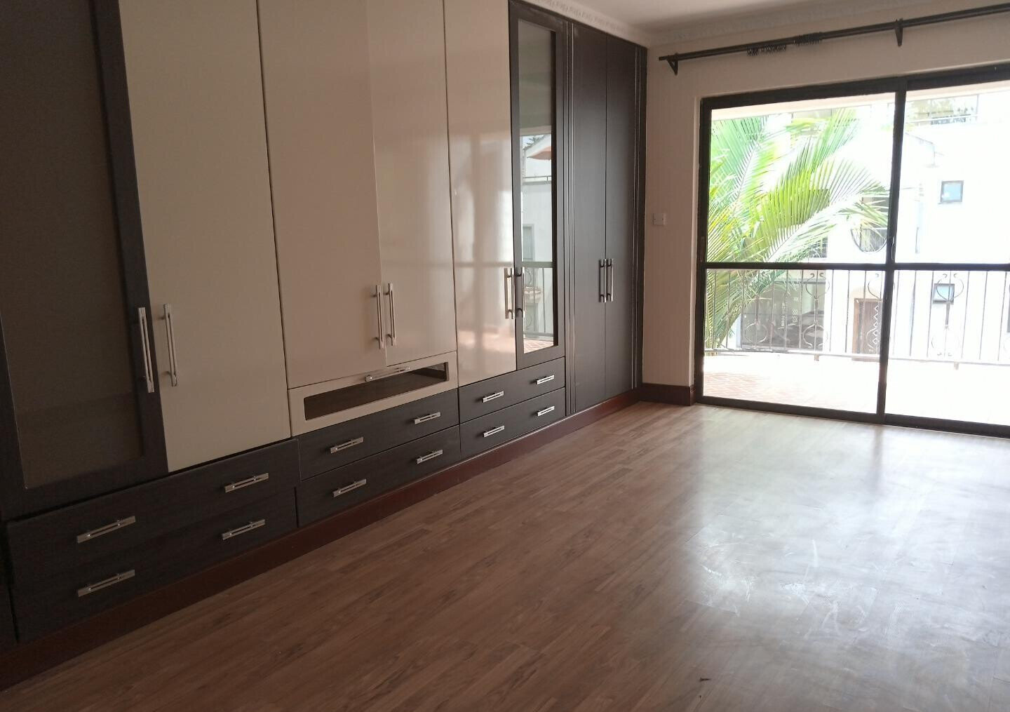 5-Ensuite Townhouse with Jacuzzi & Solar Panels - Westlands