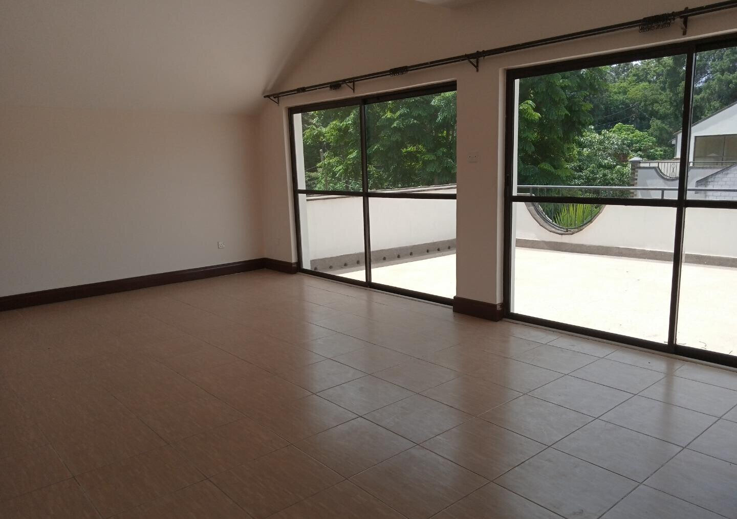 5-Ensuite Townhouse with Jacuzzi & Solar Panels - Westlands