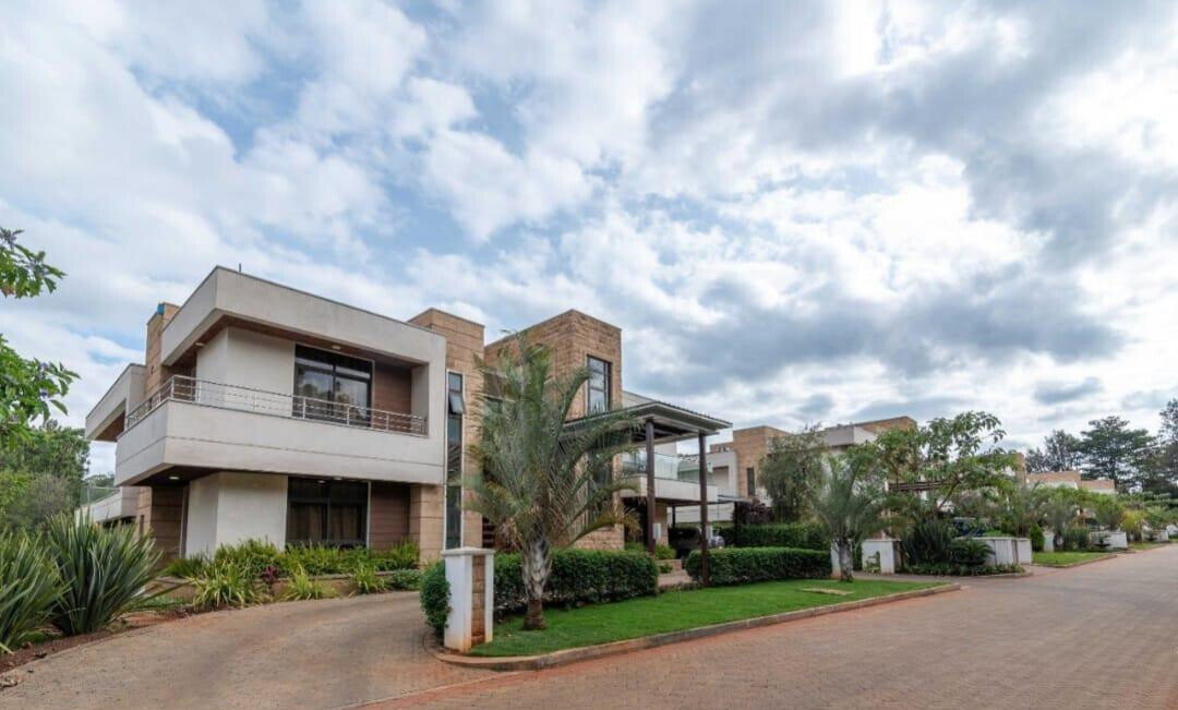 Private 5-Ensuite Townhouse with Pool & Generator – Karen