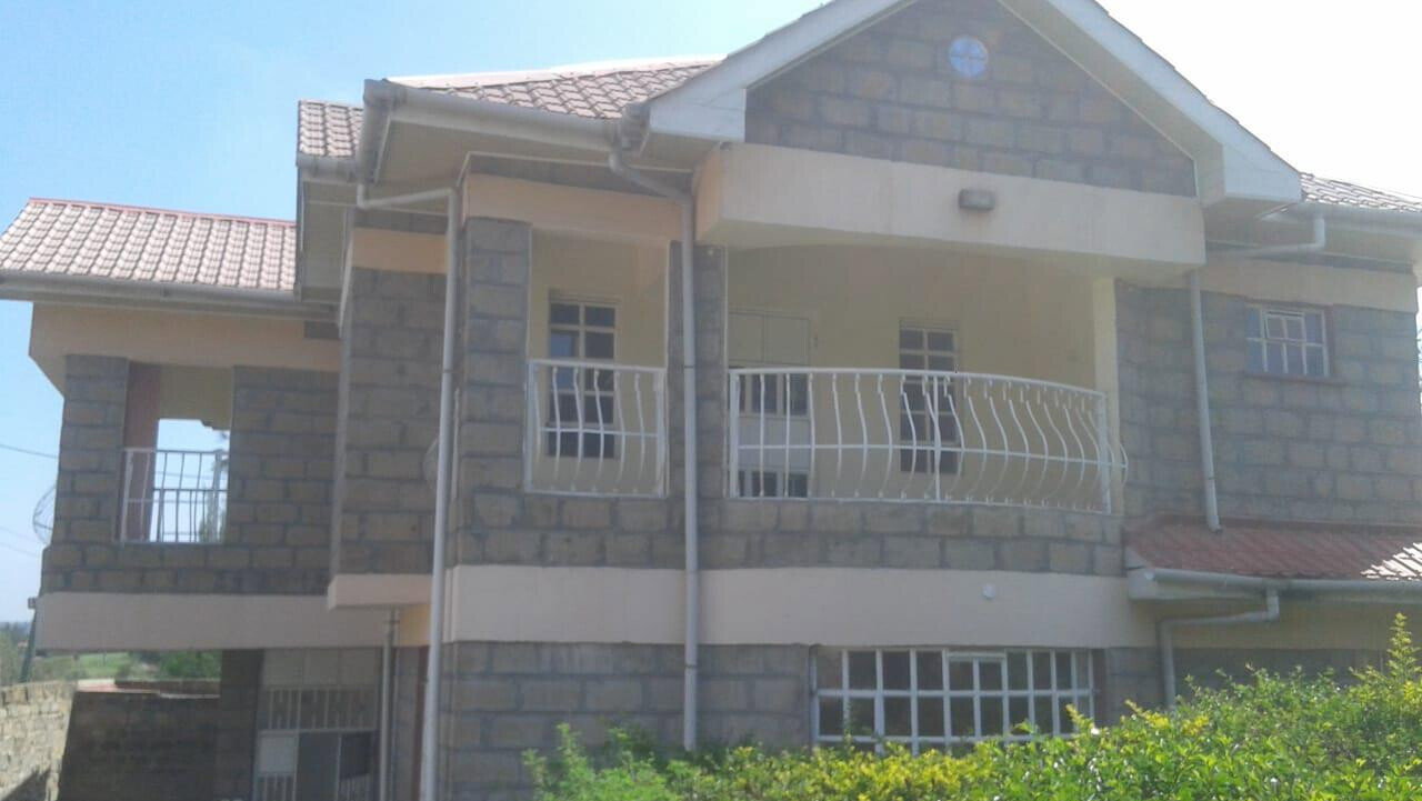 4BR All En-Suite Townhouse on Tarmac, Borehole & 3-Phase Power - Kiserian