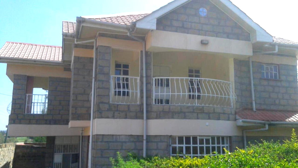 4BR All En-Suite Townhouse on Tarmac, Borehole & 3-Phase Power - Kiserian