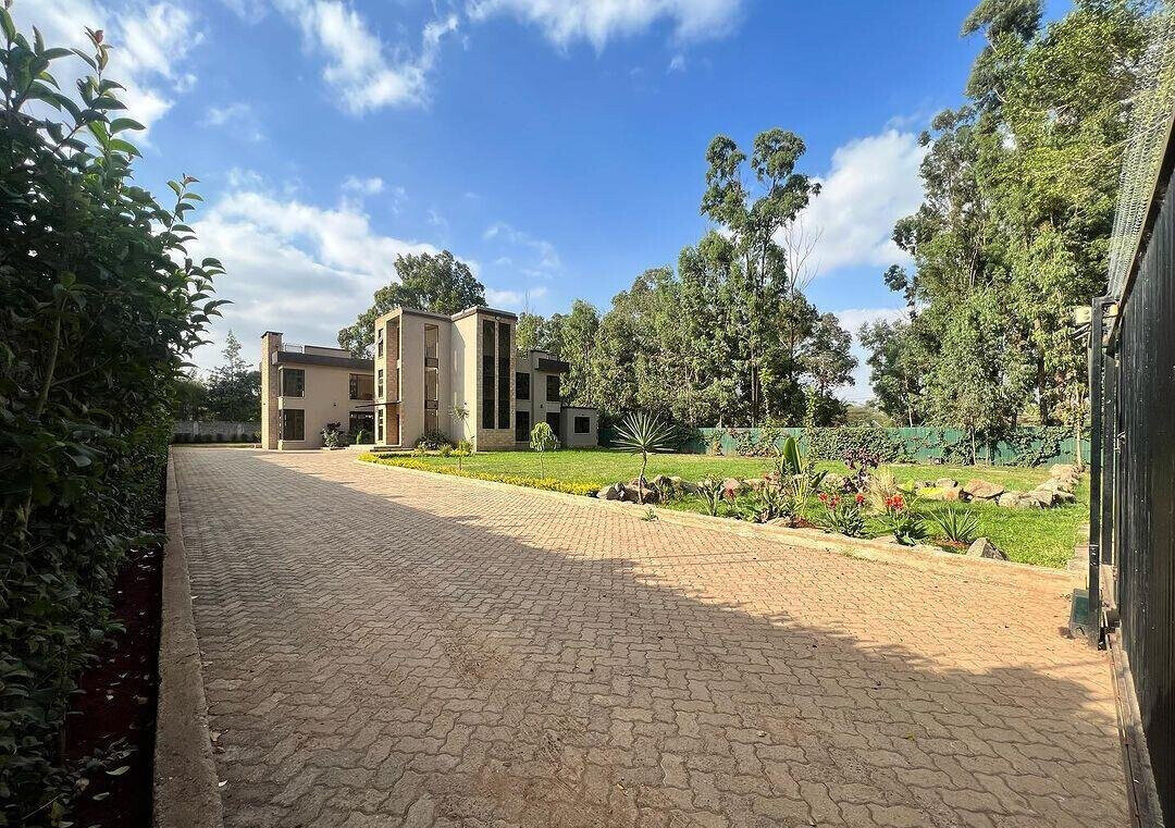 6-Bedroom Modern-Contemporary Home with Rooftop Terrace – Karen