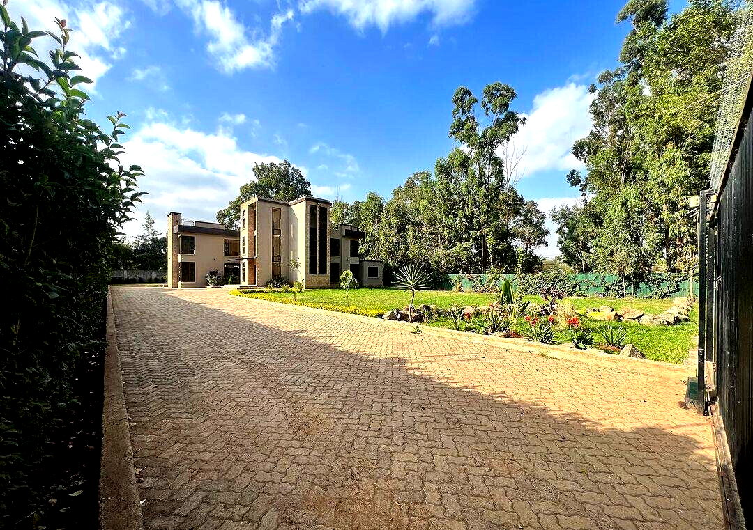 6-Bedroom Modern-Contemporary Home with Rooftop Terrace – Karen