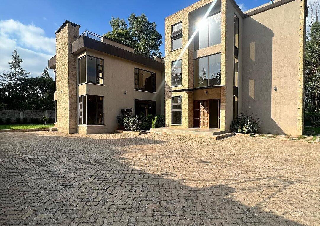 6-Bedroom Modern-Contemporary Home with Rooftop Terrace – Karen