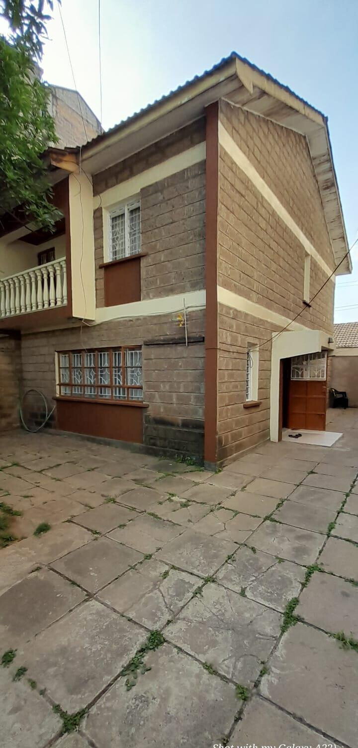 4BR Maisonette with 3 Shops Fronting Tarmac - Donholm