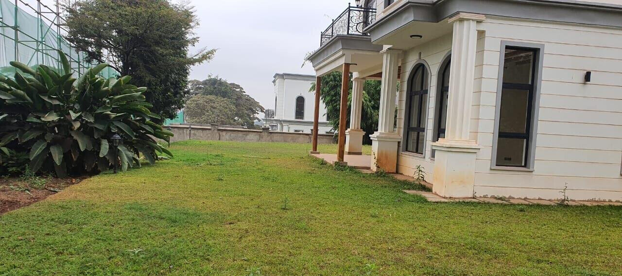 Double-Height Lobby Townhouse with Fireplace & Rooftop Terrace - Loresho