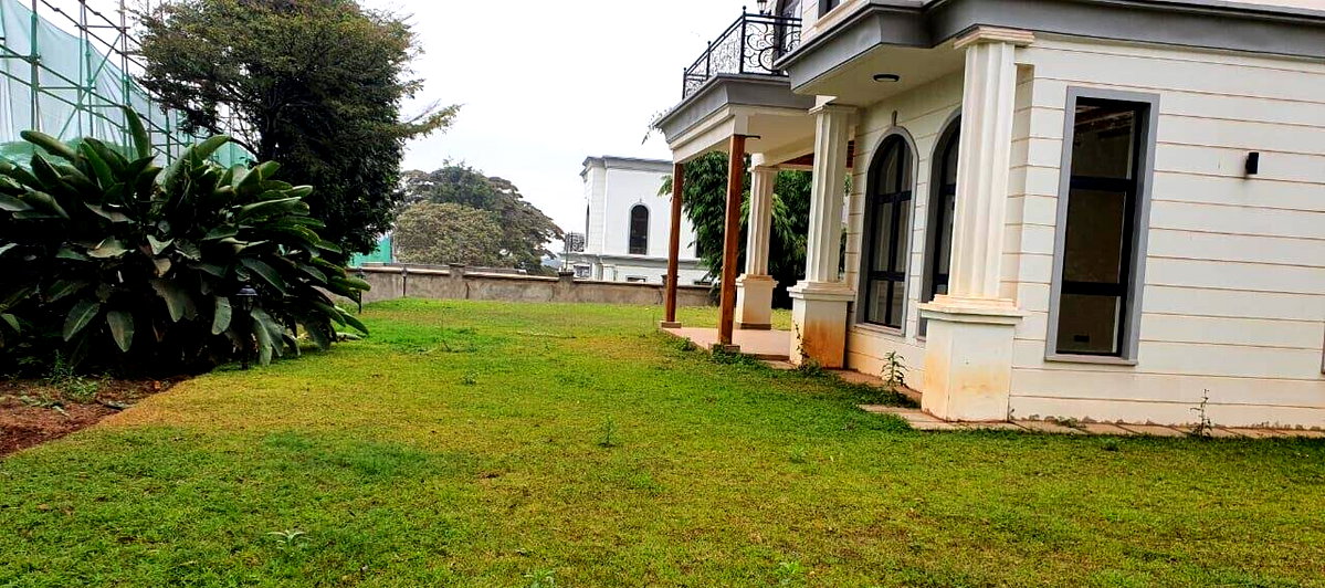 Double-Height Lobby Townhouse with Fireplace & Rooftop Terrace - Loresho