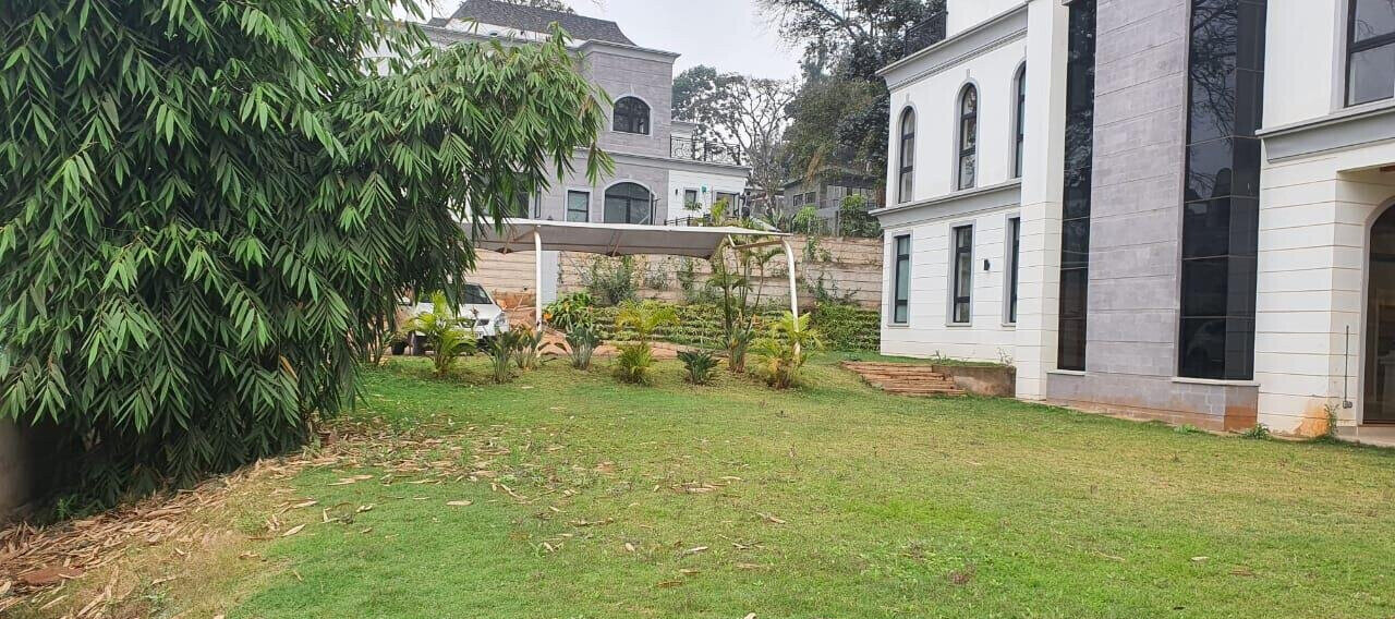 Double-Height Lobby Townhouse with Fireplace & Rooftop Terrace - Loresho