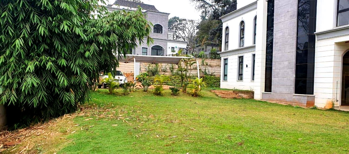 Double-Height Lobby Townhouse with Fireplace & Rooftop Terrace - Loresho