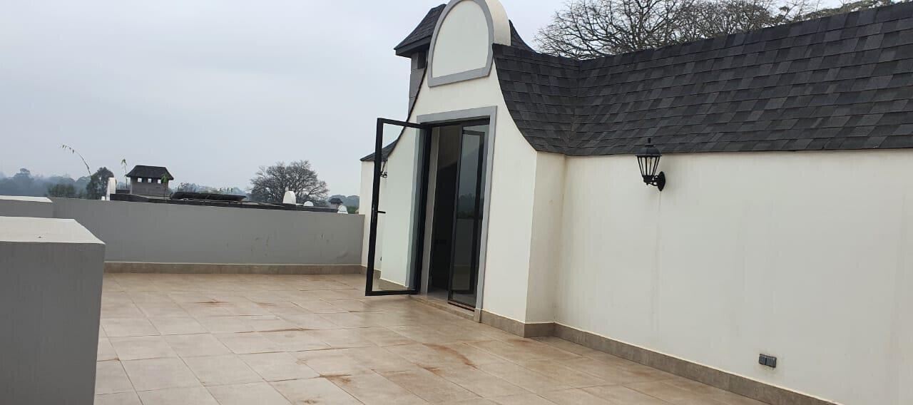 Double-Height Lobby Townhouse with Fireplace & Rooftop Terrace - Loresho