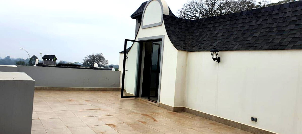 Double-Height Lobby Townhouse with Fireplace & Rooftop Terrace - Loresho