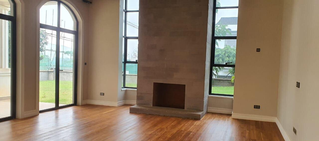 Double-Height Lobby Townhouse with Fireplace & Rooftop Terrace - Loresho