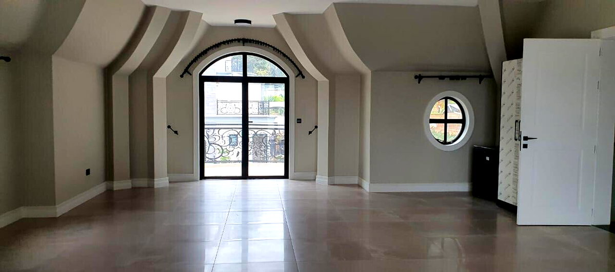 Double-Height Lobby Townhouse with Fireplace & Rooftop Terrace - Loresho
