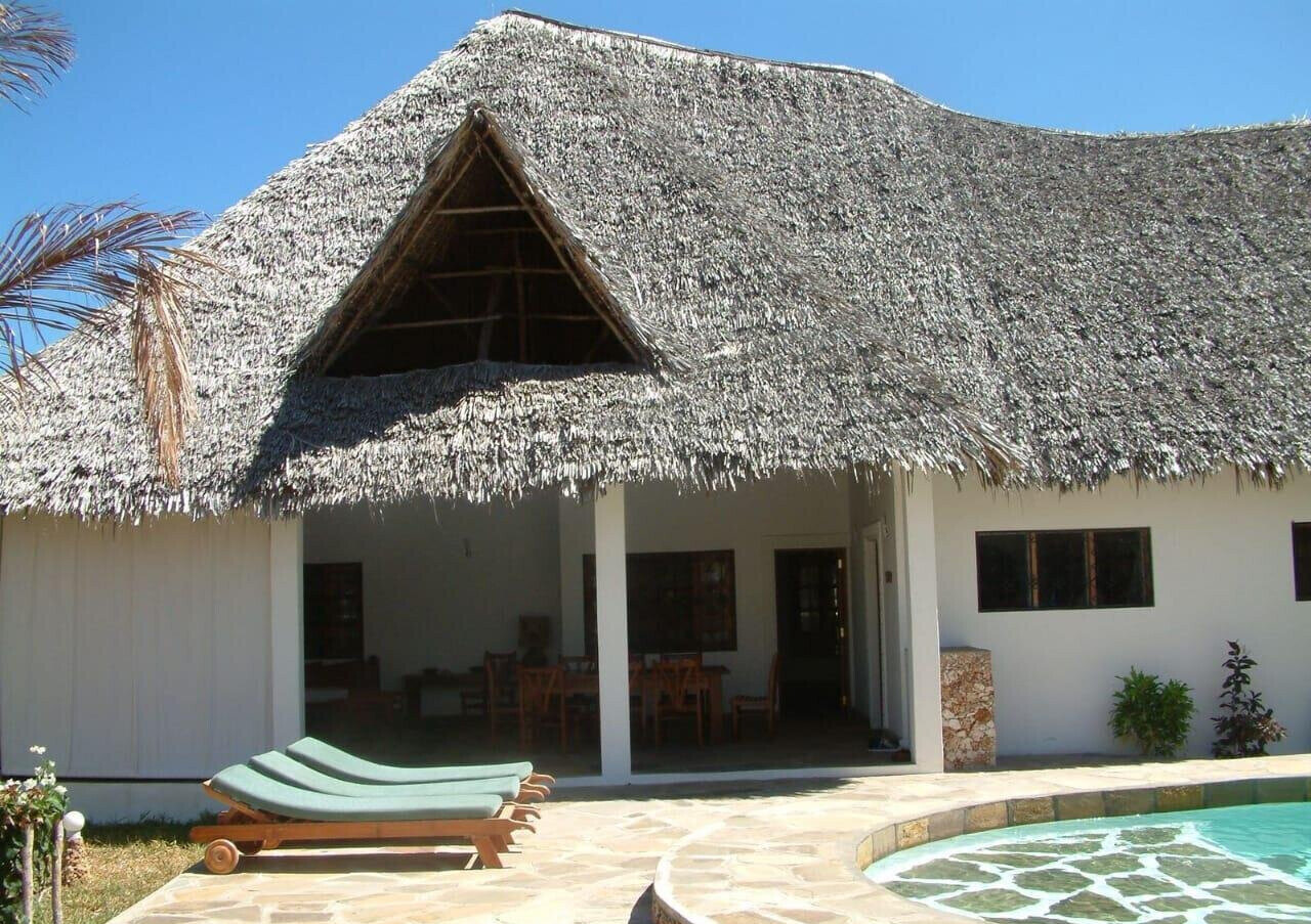 3BR Makuti-Roof Villa with Pool Access – Casuarina, Malindi