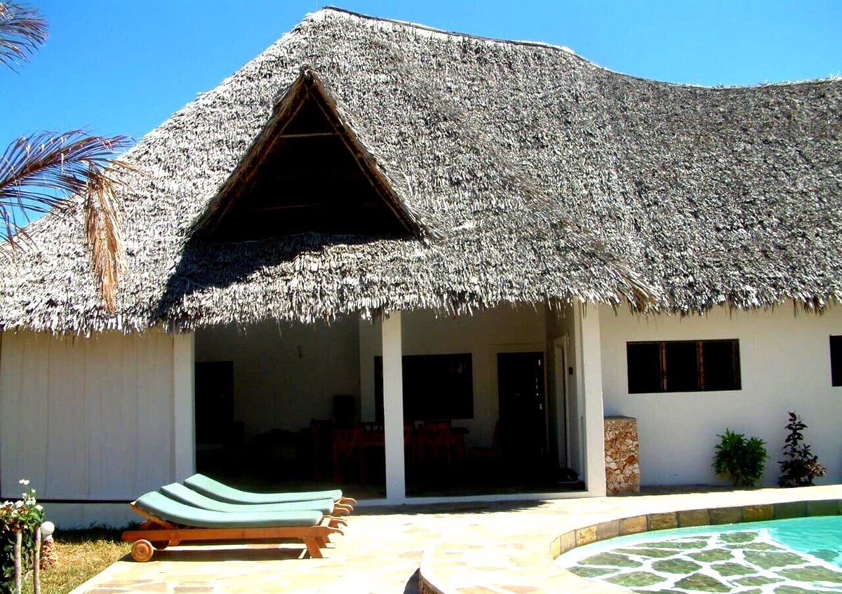 3BR Makuti-Roof Villa with Pool Access – Casuarina, Malindi