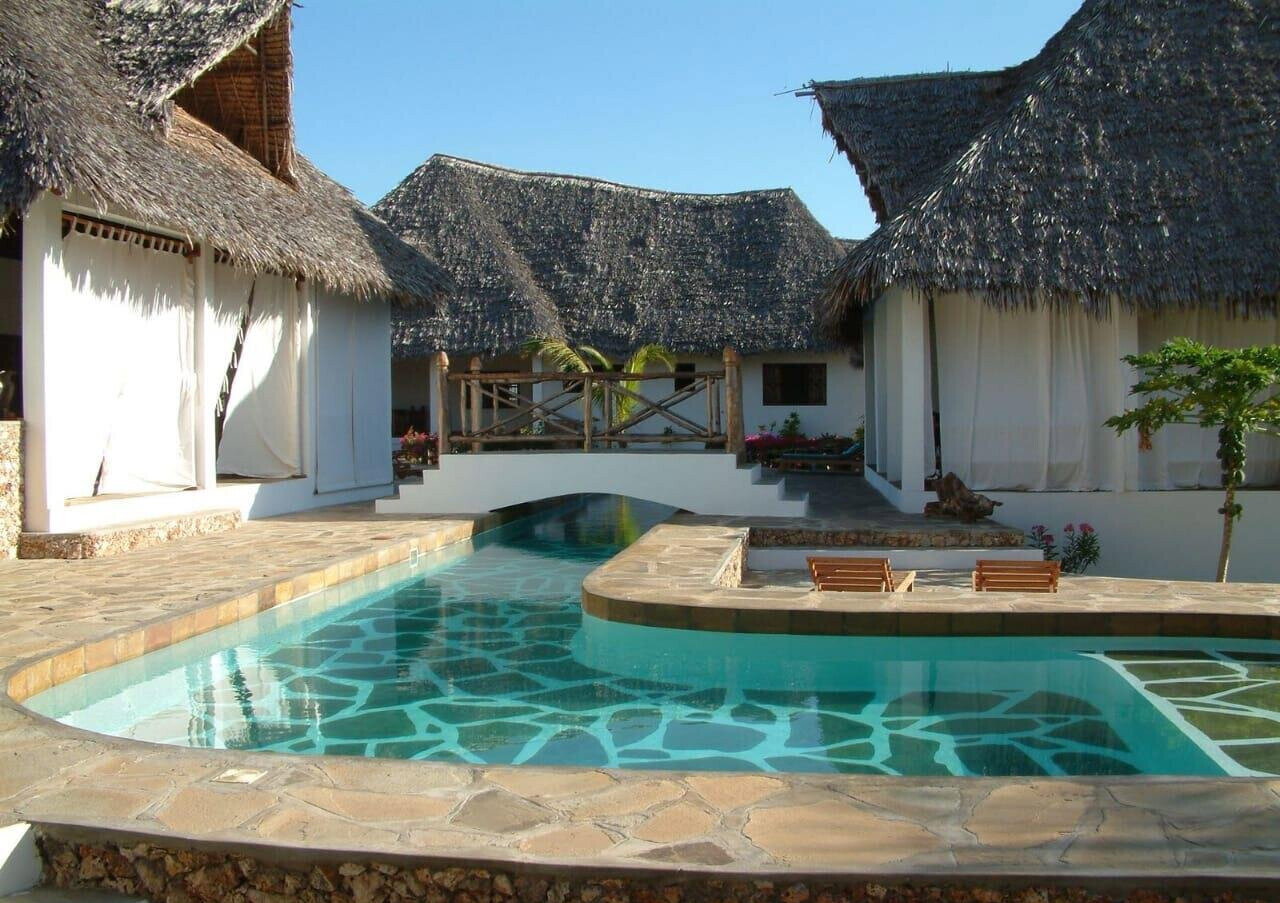 3BR Makuti-Roof Villa with Pool Access – Casuarina, Malindi