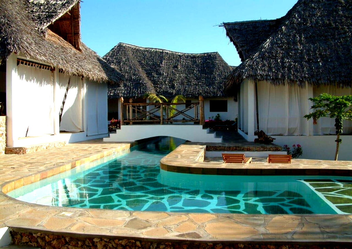 3BR Makuti-Roof Villa with Pool Access – Casuarina, Malindi