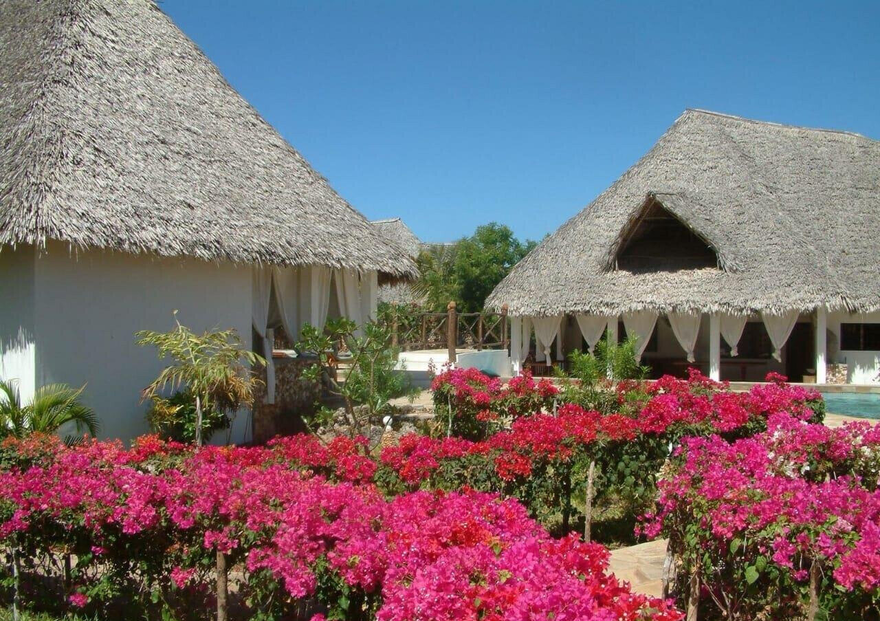 3BR Makuti-Roof Villa with Pool Access – Casuarina, Malindi