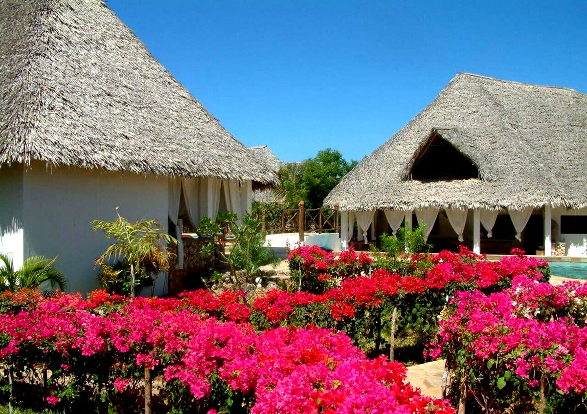 3BR Makuti-Roof Villa with Pool Access – Casuarina, Malindi