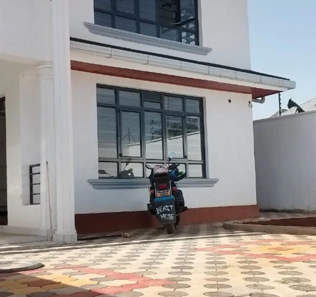 4BR All-Ensuite Townhouse with DSQ & 20K Tank - Membley