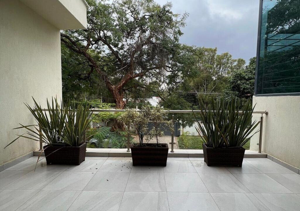 Newly Built 5BR Townhouse with Pool & Two Kitchens - Runda