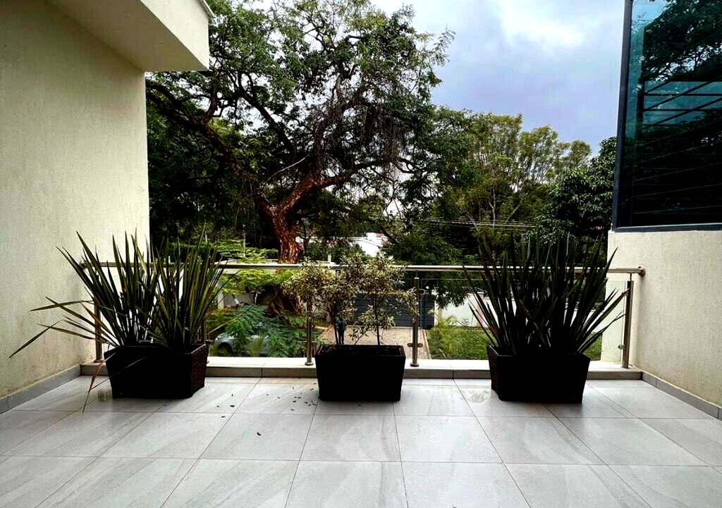 Newly Built 5BR Townhouse with Pool & Two Kitchens - Runda