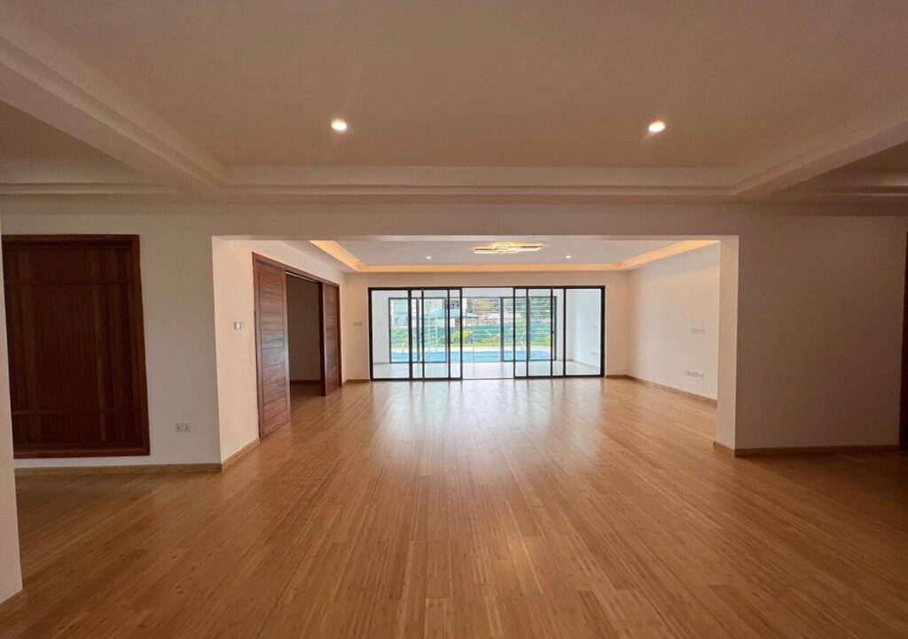 Newly Built 5BR Townhouse with Pool & Two Kitchens - Runda