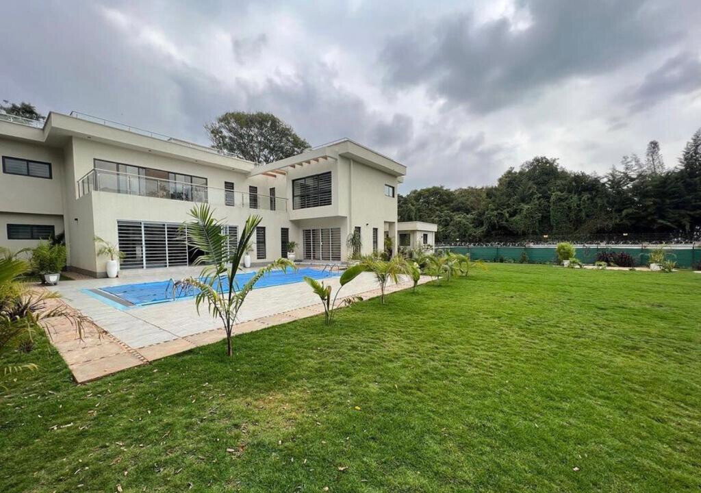 Newly Built 5BR Townhouse with Pool & Two Kitchens - Runda