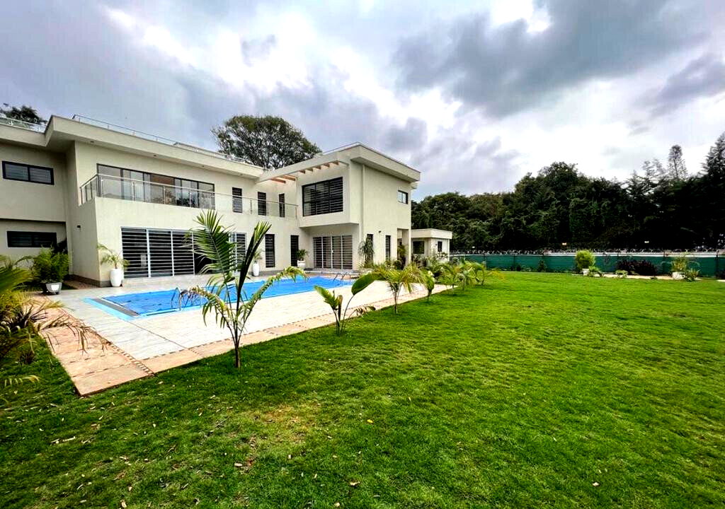 Newly Built 5BR Townhouse with Pool & Two Kitchens - Runda