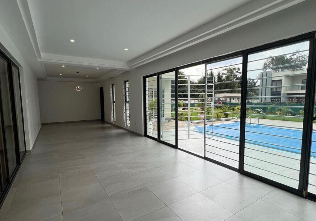 Newly Built 5BR Townhouse with Pool & Two Kitchens - Runda