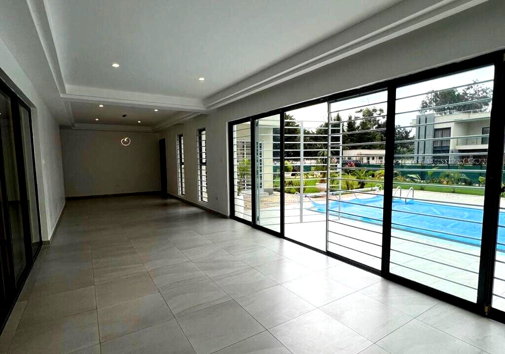 Newly Built 5BR Townhouse with Pool & Two Kitchens - Runda