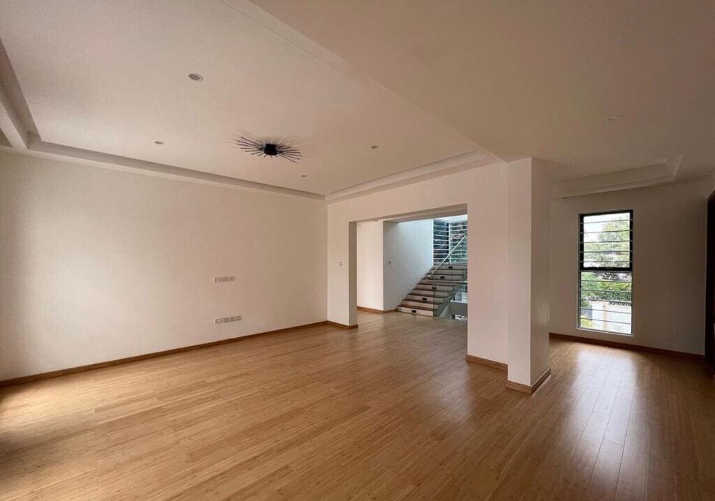 Newly Built 5BR Townhouse with Pool & Two Kitchens - Runda