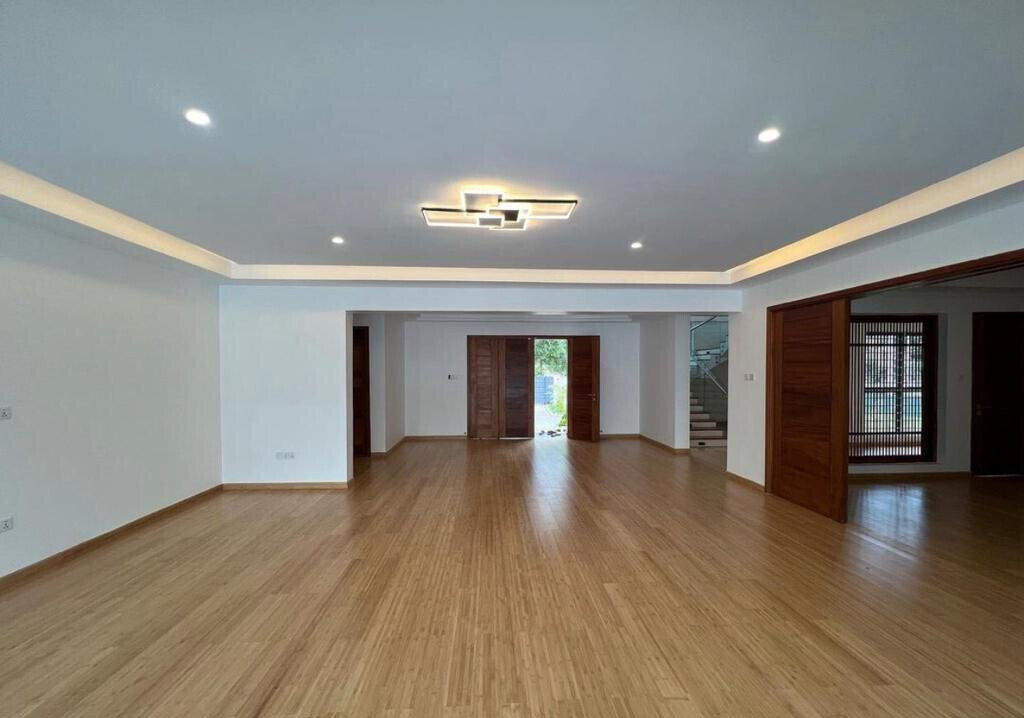 Newly Built 5BR Townhouse with Pool & Two Kitchens - Runda