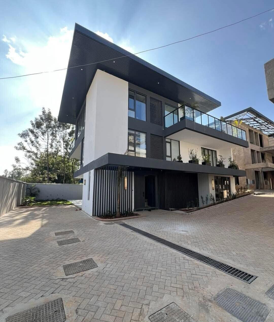 Smart 5BR Villa with Private Lift & Rooftop Terrace - Lavington